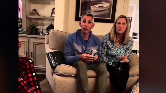 Reacción viral de padres por falsa noticia de muerte de su artista favorito