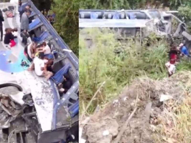 bus cayó al abismo en la vía Cuenca-Molleturo