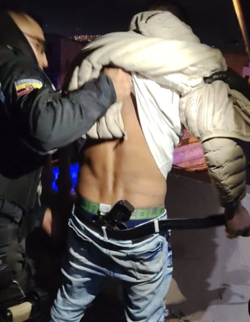 Capturan a presunto integrante de “Los Lobos” tras denuncias de disparos al interior de una vivienda en el sur de Quito