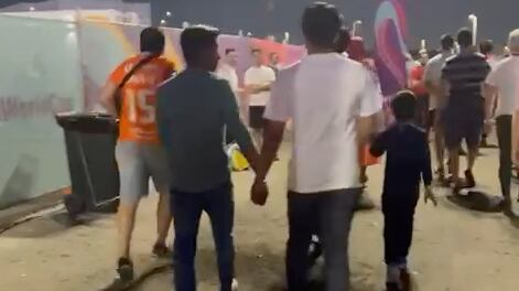 Jóvenes fueron captados tomándose de la mano en suelo qatarí.