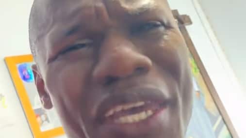 Influencer colombiano rompió su computadora después de recibir insultos racistas