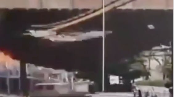 Captan el impactante derrumbe de un puente elevado que dejó tres fallecidos en Seúl, Corea del Sur - Fuente: Video de X
