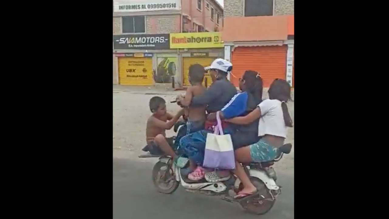 Mujer conducía su motocicleta llevando a bordo a cinco niños en Santa Elena