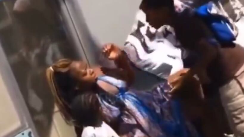 Niño golpea a su madre