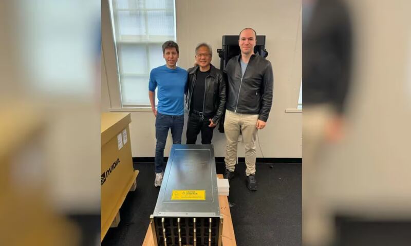 CEO de NVIDIA entrega la primera supercomputadora de inteligencia artificial a OpenAI