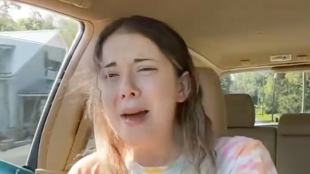VIDEO: Mujer graba el momento exacto de su accidente mientras cantaba al volante