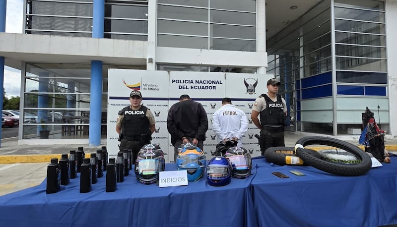 Sujetos usaron comprobantes falsos para estafar con más USD 2.000 a local de motocicletas en Cumbayá, Quito. Foto: Policía Nacional