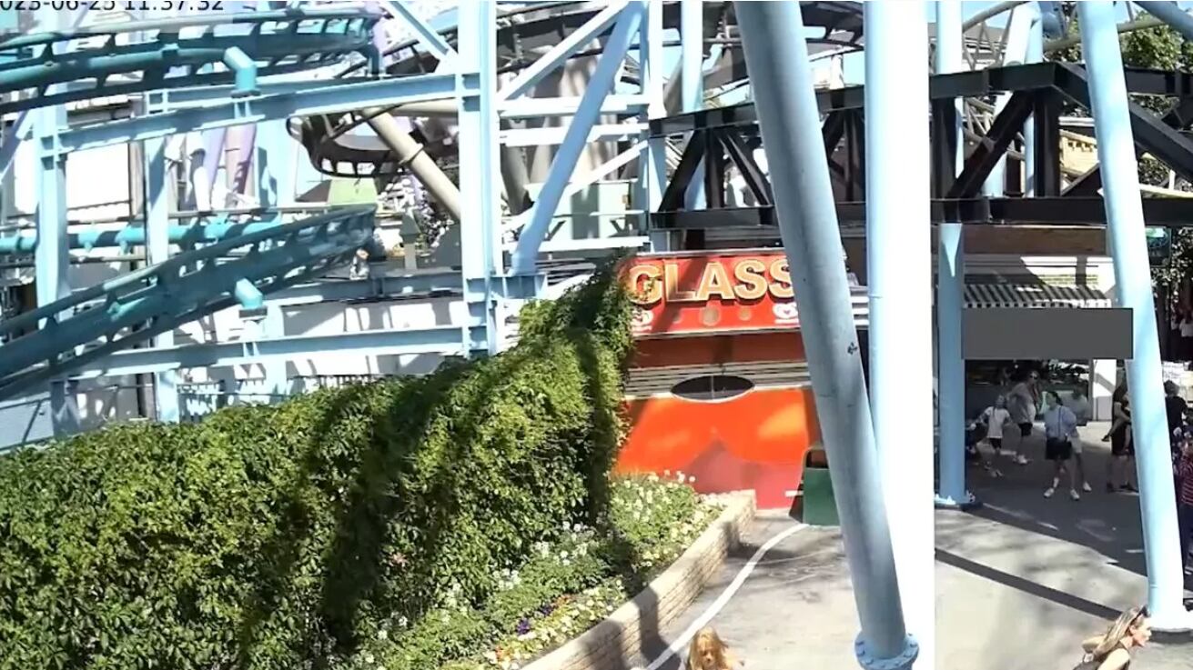 El momento aterrador en que una mujer se precipita de una montaña rusa y cae 6 metros al suelo