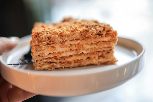 Mujer termina su matrimonio de 25 años porque su esposo se comió su trozo de torta