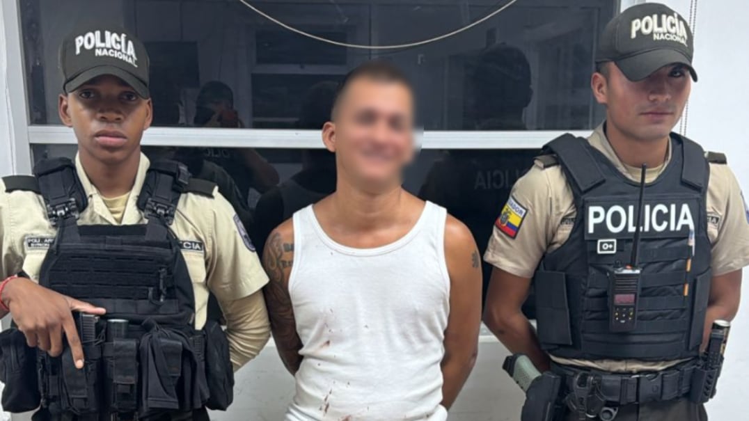 Sujeto armado amenazó a usuarios y personal médico para ser atendido en centro de salud de San Antonio, en Quito. Foto: Policía Nacional