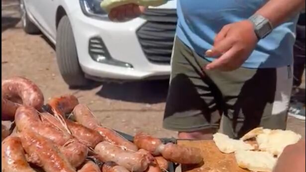 La comida clásica que consumieron los hinchas de LDU para gritar en el escenario deportivo.