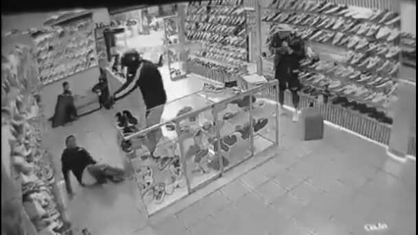 Video capta asesinato frente a un niño en local de zapatos en el sur de Quito