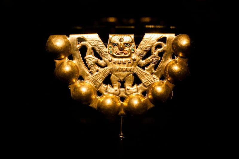 Sonajero de oro Moche hallado en la tumba del Señor de Sipán. Museo Tumbas Reales de Sipán.