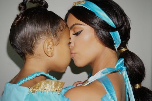Kim Kardashian reaparece en redes sonriendo y besando a North