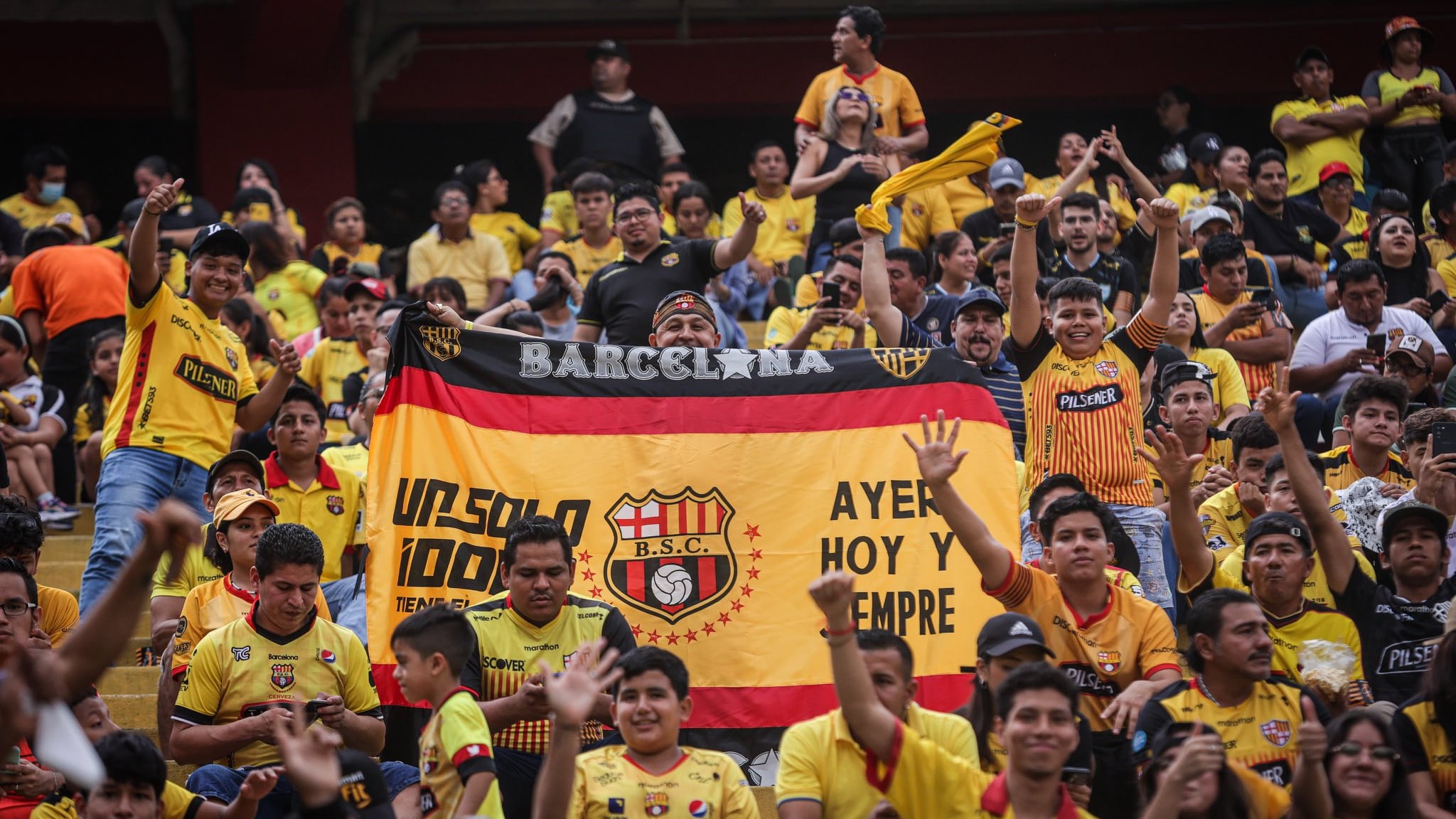 Hinchas de Barcelona en el Monumental de Guayaquil