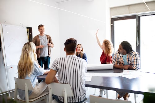 Becas “Because He Is Nice” segunda fase: esta es la fecha límite y cómo postular al programa de inglés