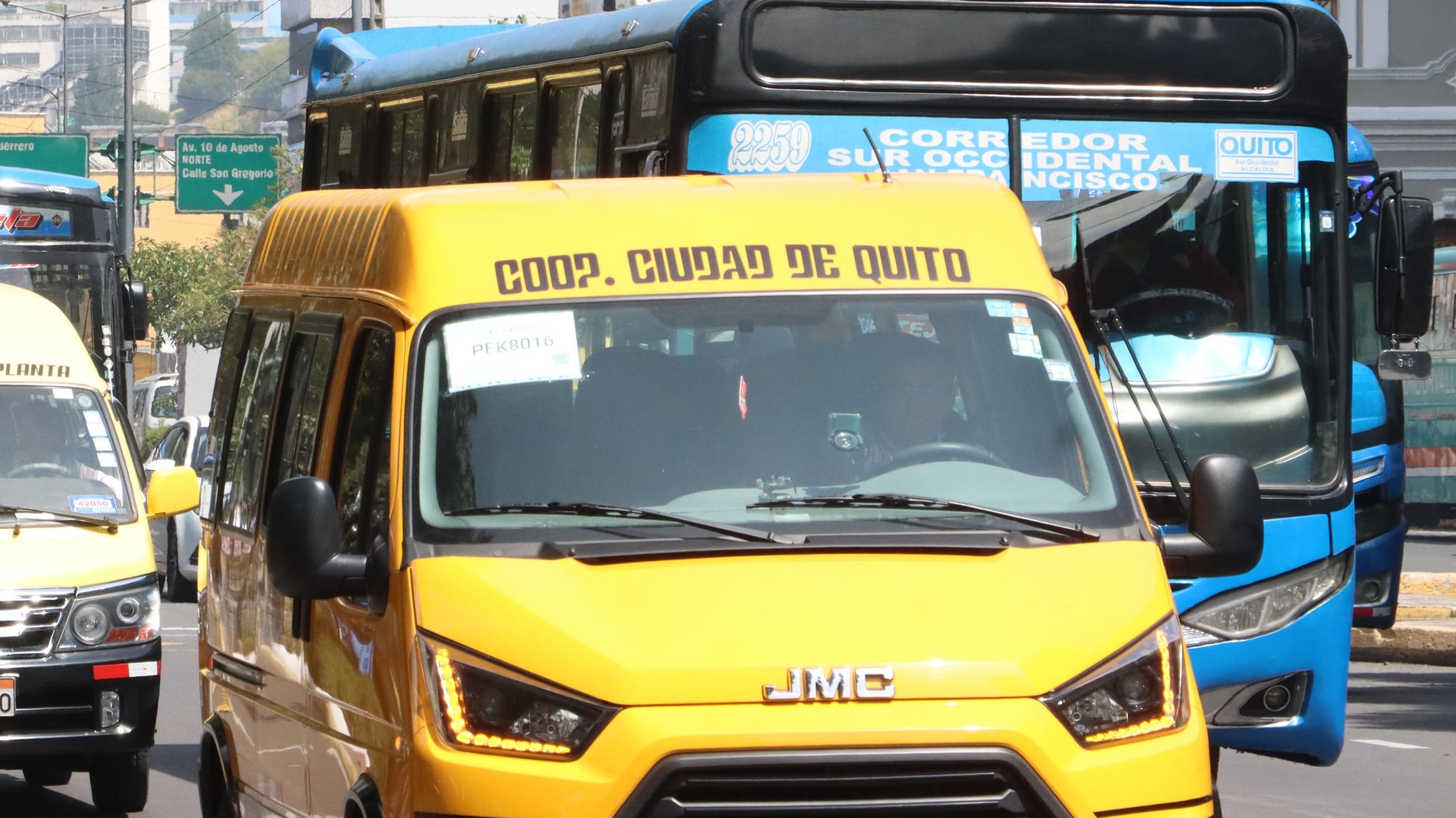 TRANSPORTISTAS ESCOLARES PROTESTA EN QUITO