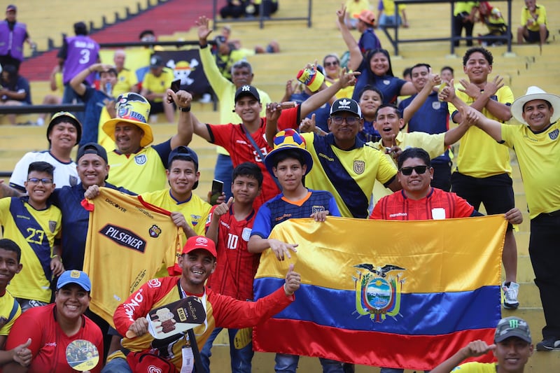 Hinchas de la Selección de Ecuador en el estadio Monumental.