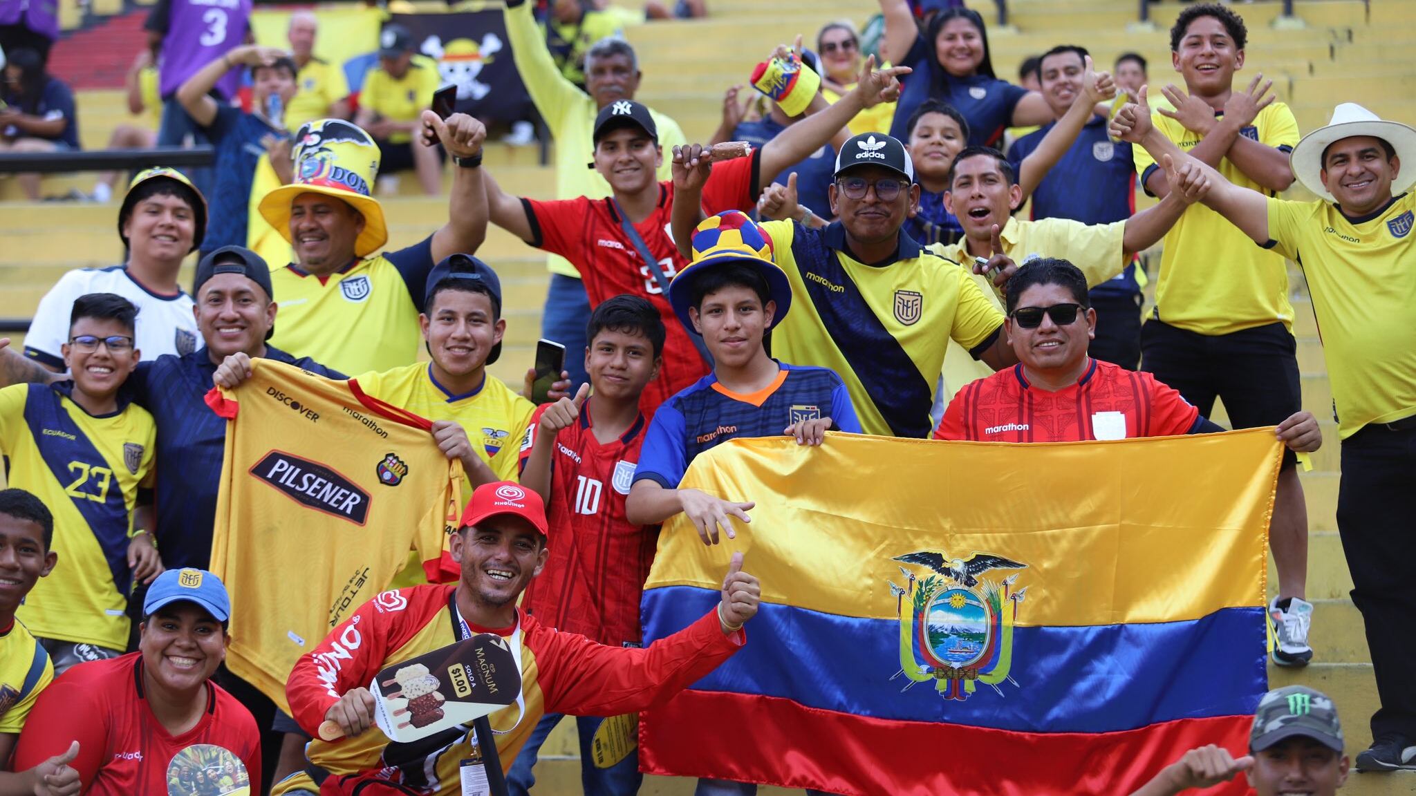 Hinchas de la Selección de Ecuador en el estadio Monumental.