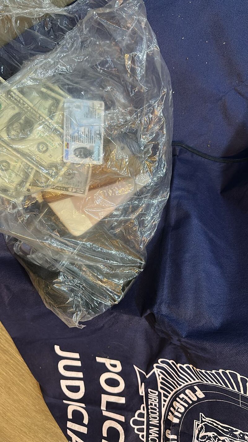 Todas las pertenencias robadas que encontraron en la casa de alias La Negra y Holguer, quienes asaltaban buses en Quito