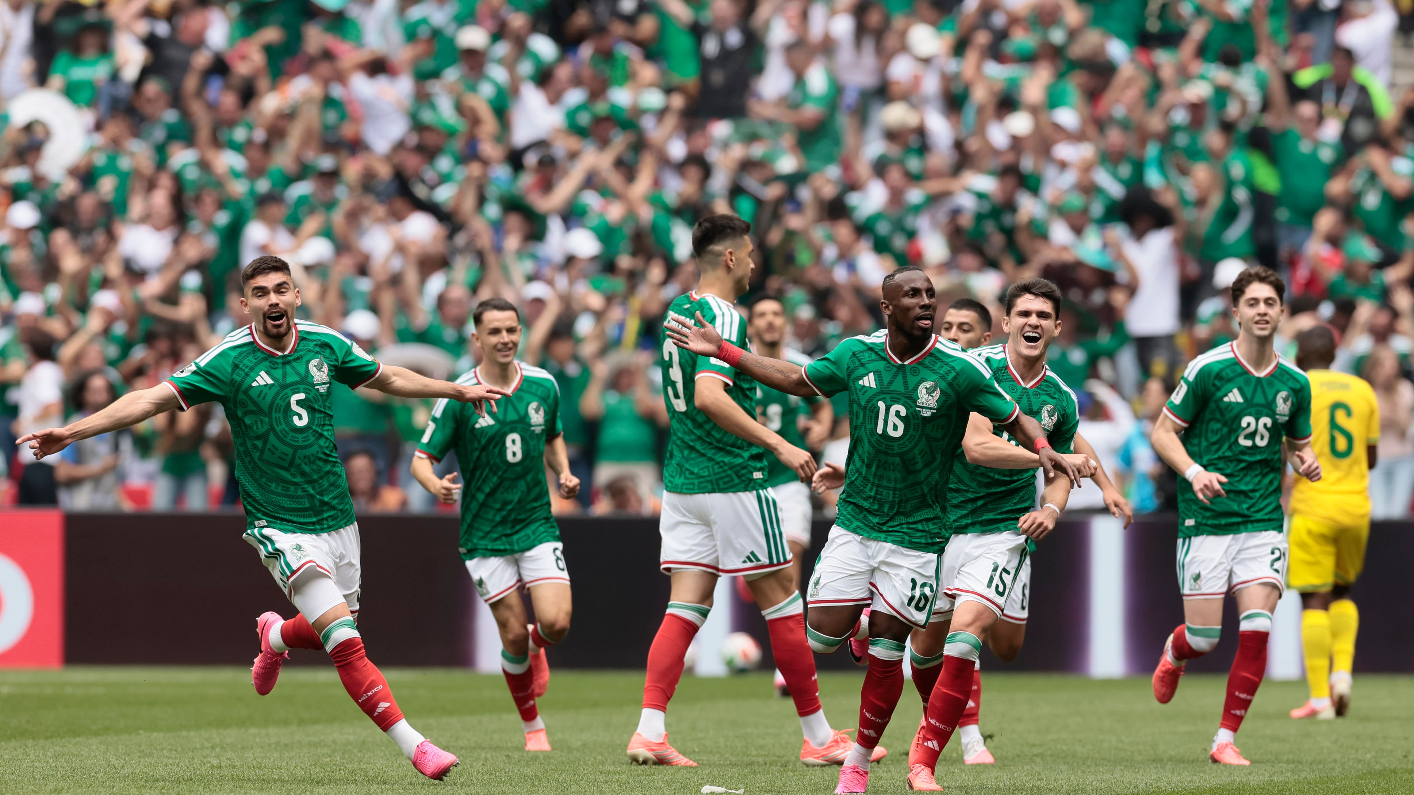 GR4212. CIUDAD DE MÉXICO (MÉXICO), 11/06/2026.- Julián Quiñones (3-d) de México celebra un gol este jueves, durante un partido del grupo A del Mundial de la FIFA 2026 entre México y Sudáfrica en el estadio Ciudad de México (México). EFE/ José Méndez