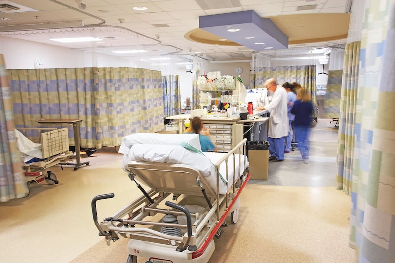 Sala de emergencias. Camilla, médicos, hospital