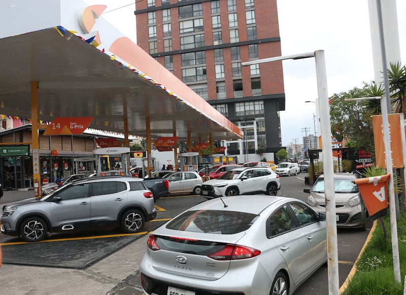 Imágenes muestran largas filas de vehículos en gasolineras de Quito