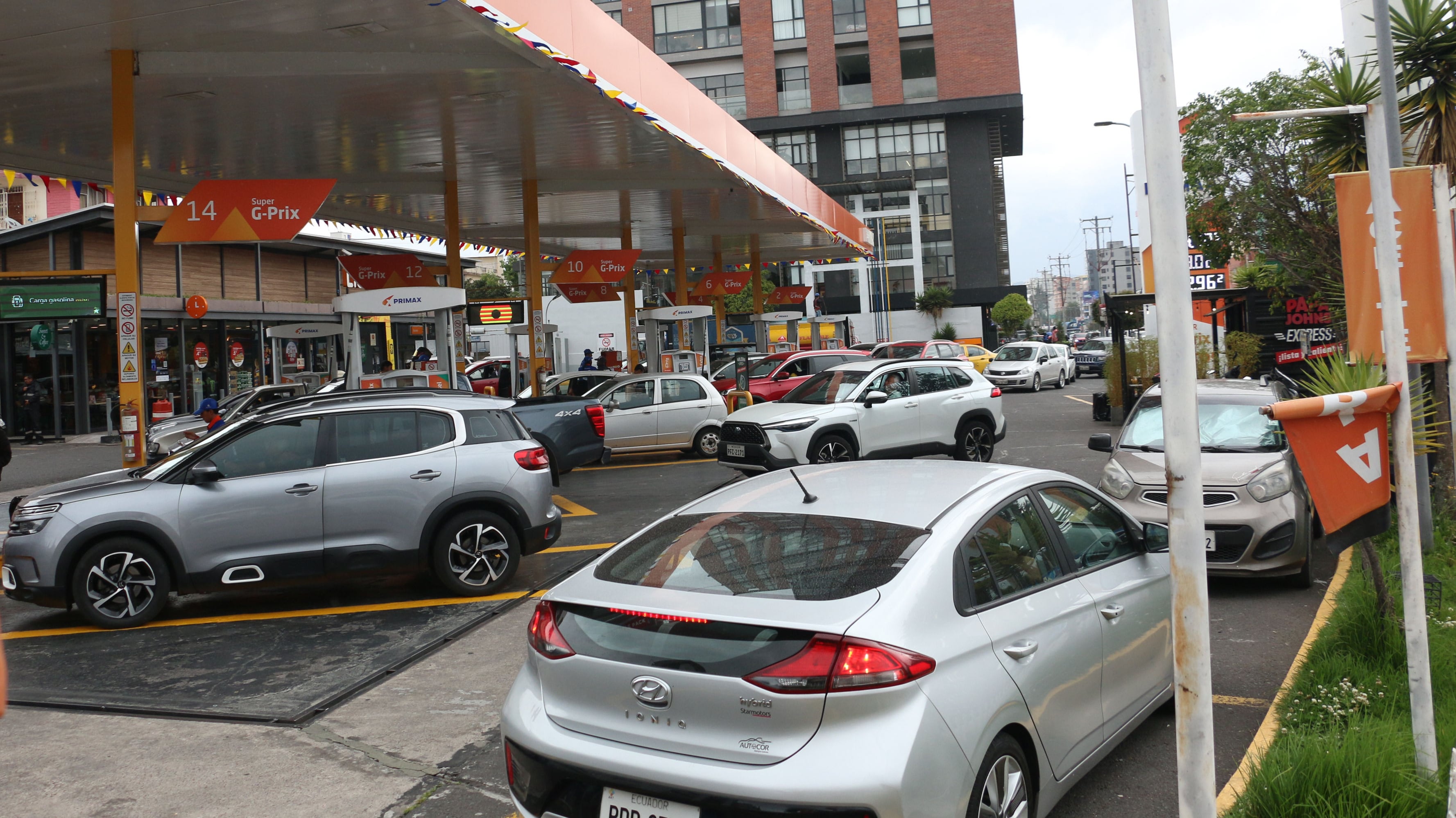 Imágenes muestran largas filas de vehículos en gasolineras de Quito