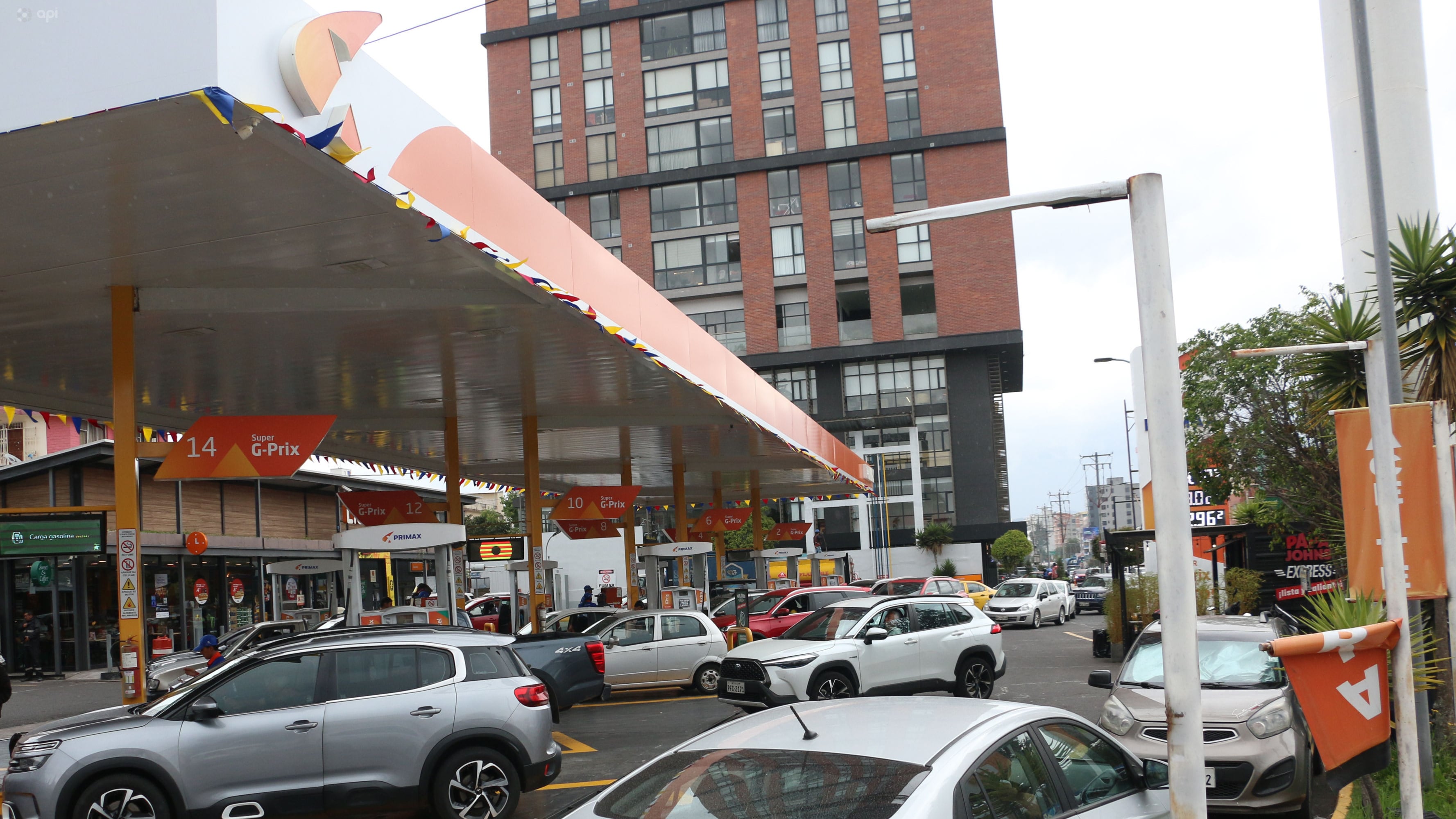Imágenes muestran largas filas de vehículos en gasolineras de Quito