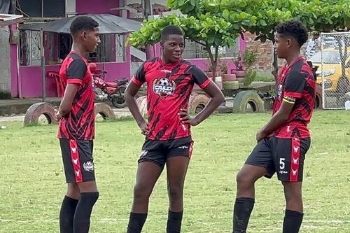 Así juega el “Demoledor Junior” en el fútbol de Esmeraldas, ¿seguirá los pasos de su padre?