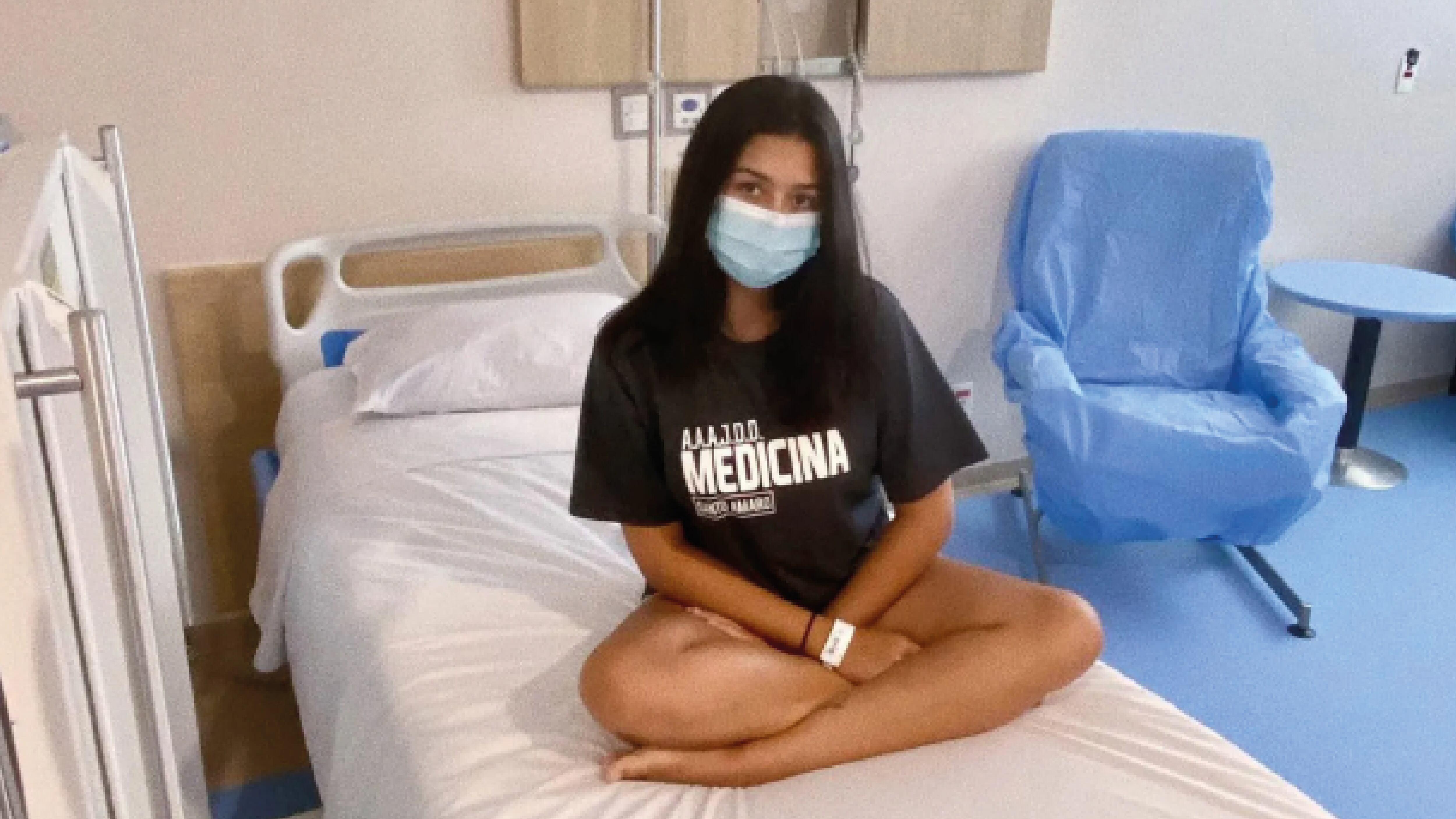 Estudiante de medicina brasileña Gabriella Barboza tras superar cáncer de tiroides