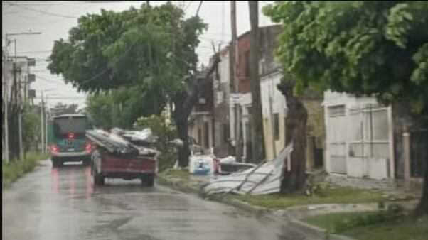 13 personas murieron al hundirse el techo de un pabellón por fuerte tormenta.