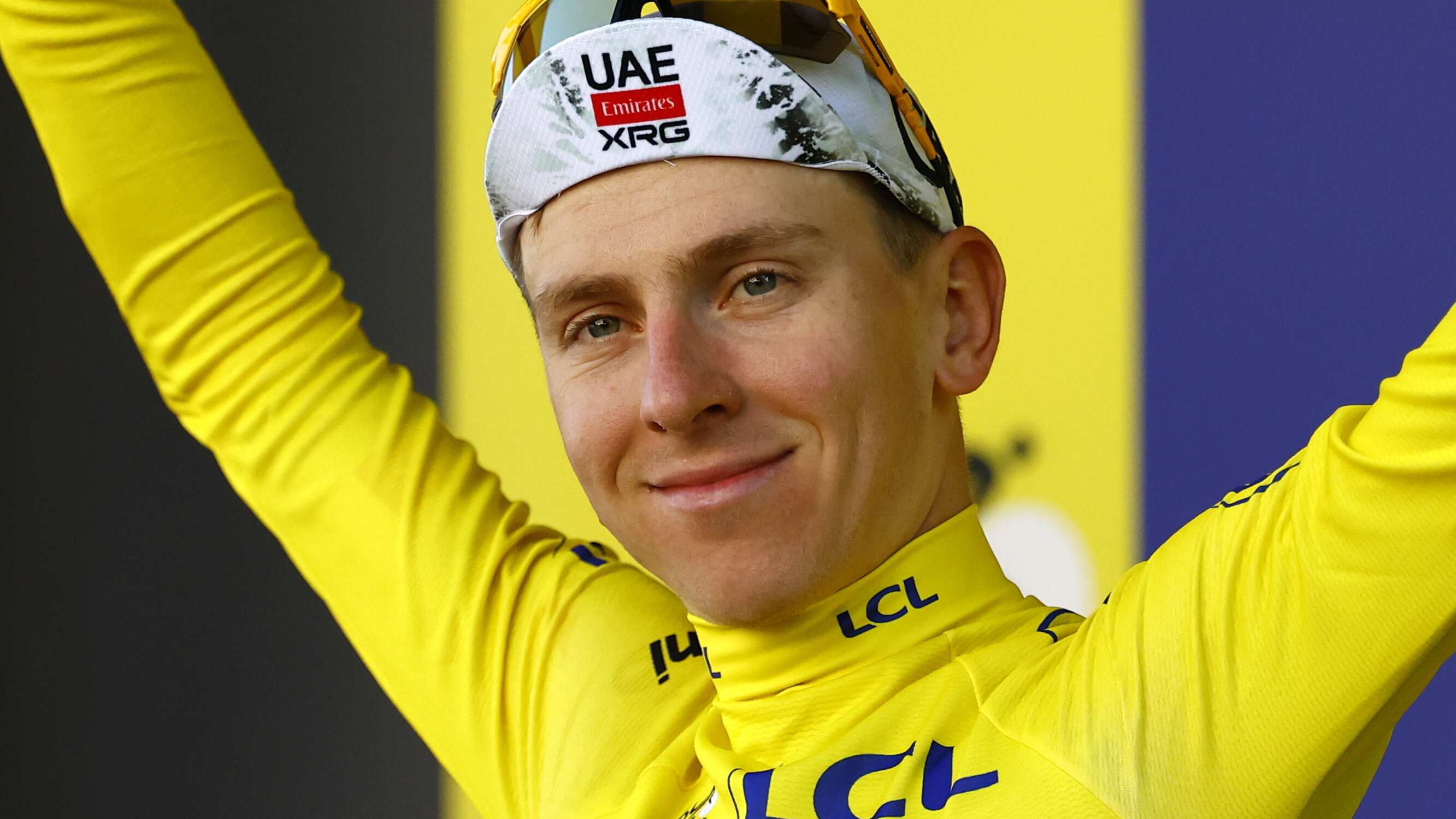 Caen-Francia. Tadej Pogacar, nuevo líder del Tour de Francia, viste la camisa amarilla, luego de quitársela a Mathieu Van der Poel.