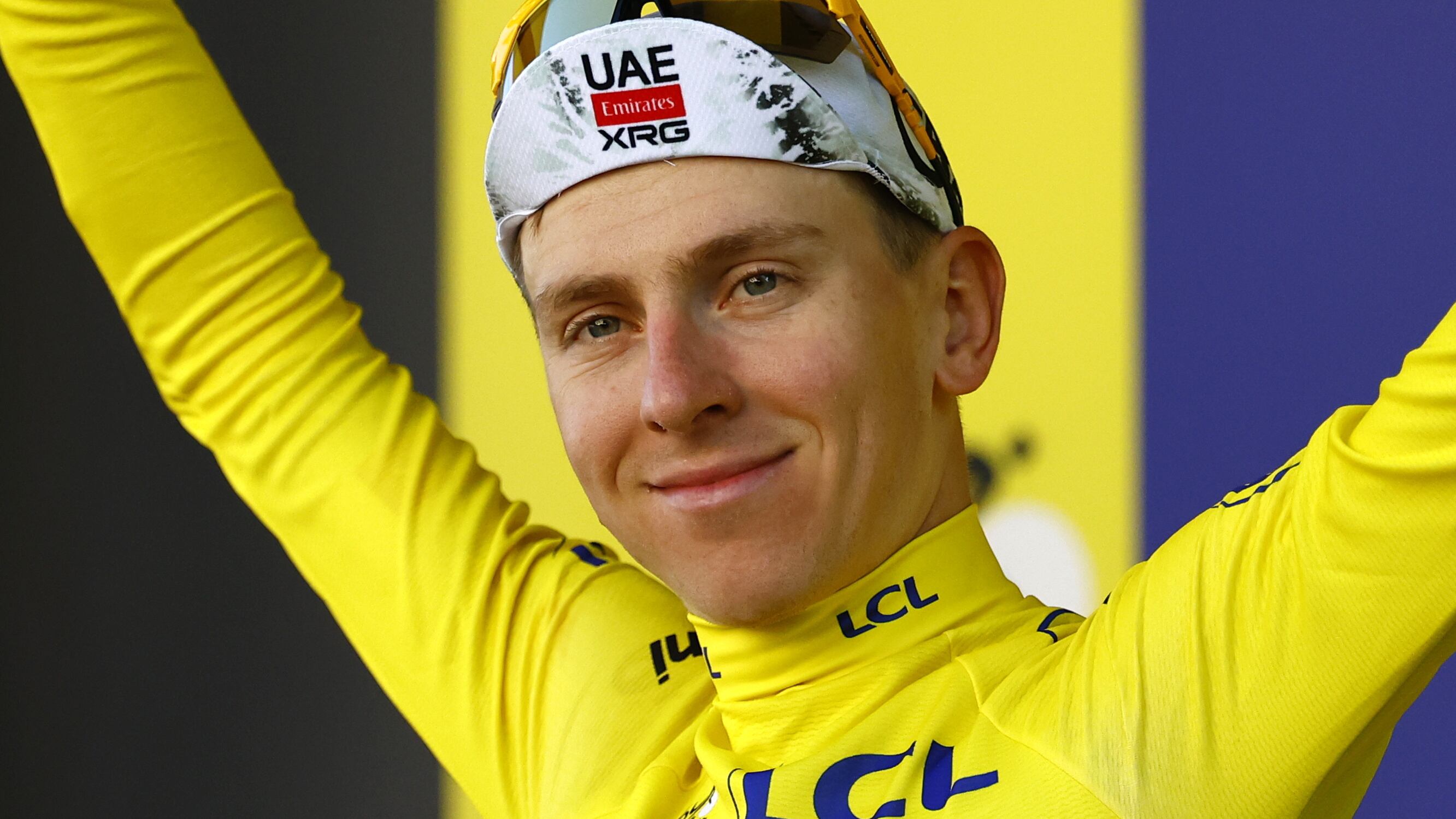 Caen-Francia. Tadej Pogacar, nuevo líder del Tour de Francia, viste la camisa amarilla, luego de quitársela a Mathieu Van der Poel.