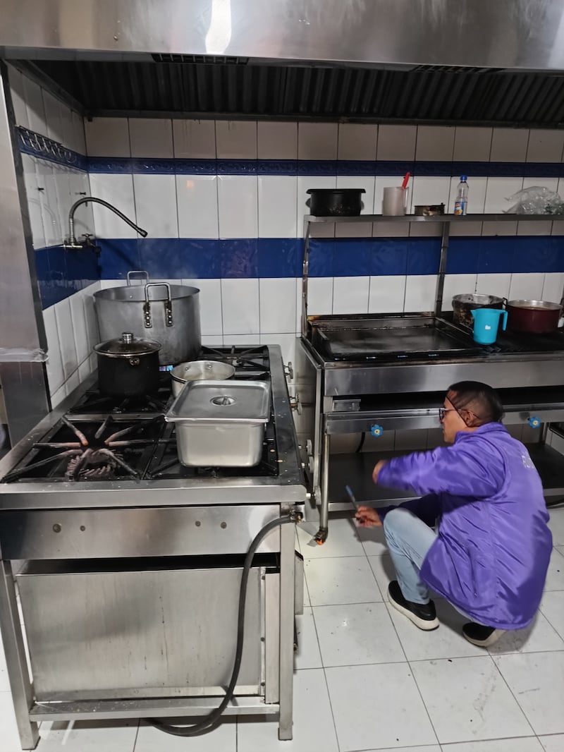 Arcsa clausuró un servicio de catering en Cuenca tras hallar heces de roedores en la cocina y graves fallas de higiene.