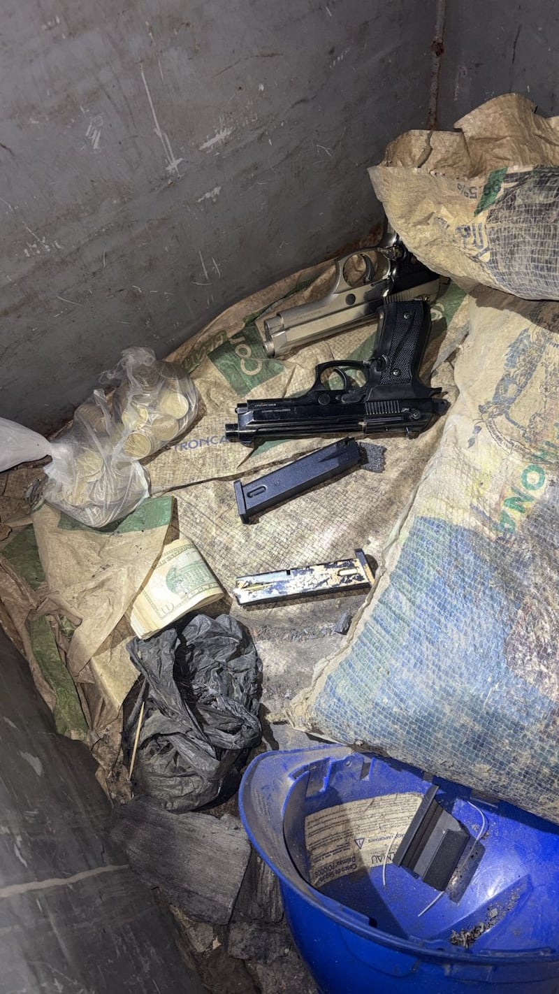 Un mayor y varios policías de la Dinased son aprehendidos tras un procedimiento irregular en Guayaquil