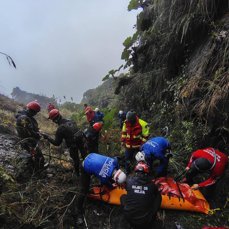 Rescatan cuerpo del volcán Tungurahua.