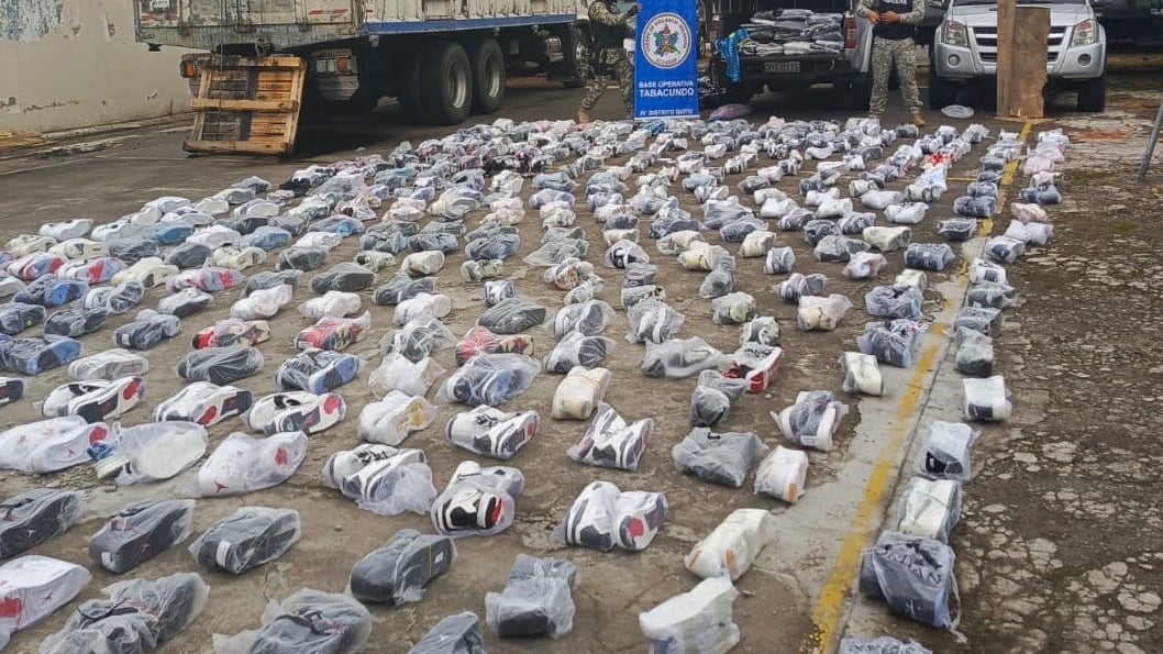 Decomisan más de 1.000 pares de zapatos y prendas deportivas de contrabando en Quito - Fuente: SENAE Aduana