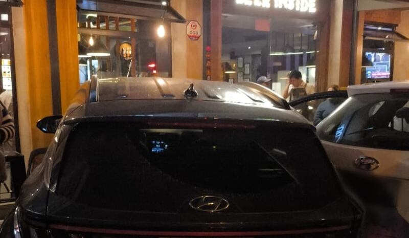 Vehículo se estrelló contra restaurante en Cumbayá, en Quito: dos personas resultaron afectadas