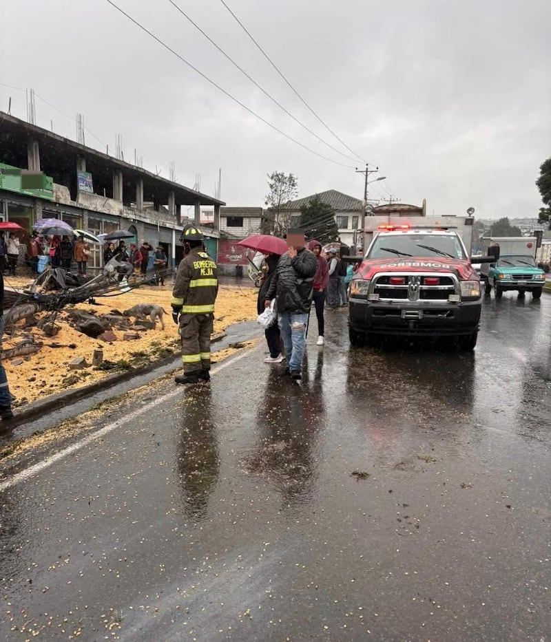 Tráiler se volcó en la vía Alóag – Santo Domingo y causó daños en una vivienda