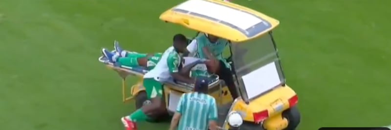 “No lo vi”: Carrito médico atropelló a un jugador de Liga de Portoviejo en pleno partido - Fuente: Video de X