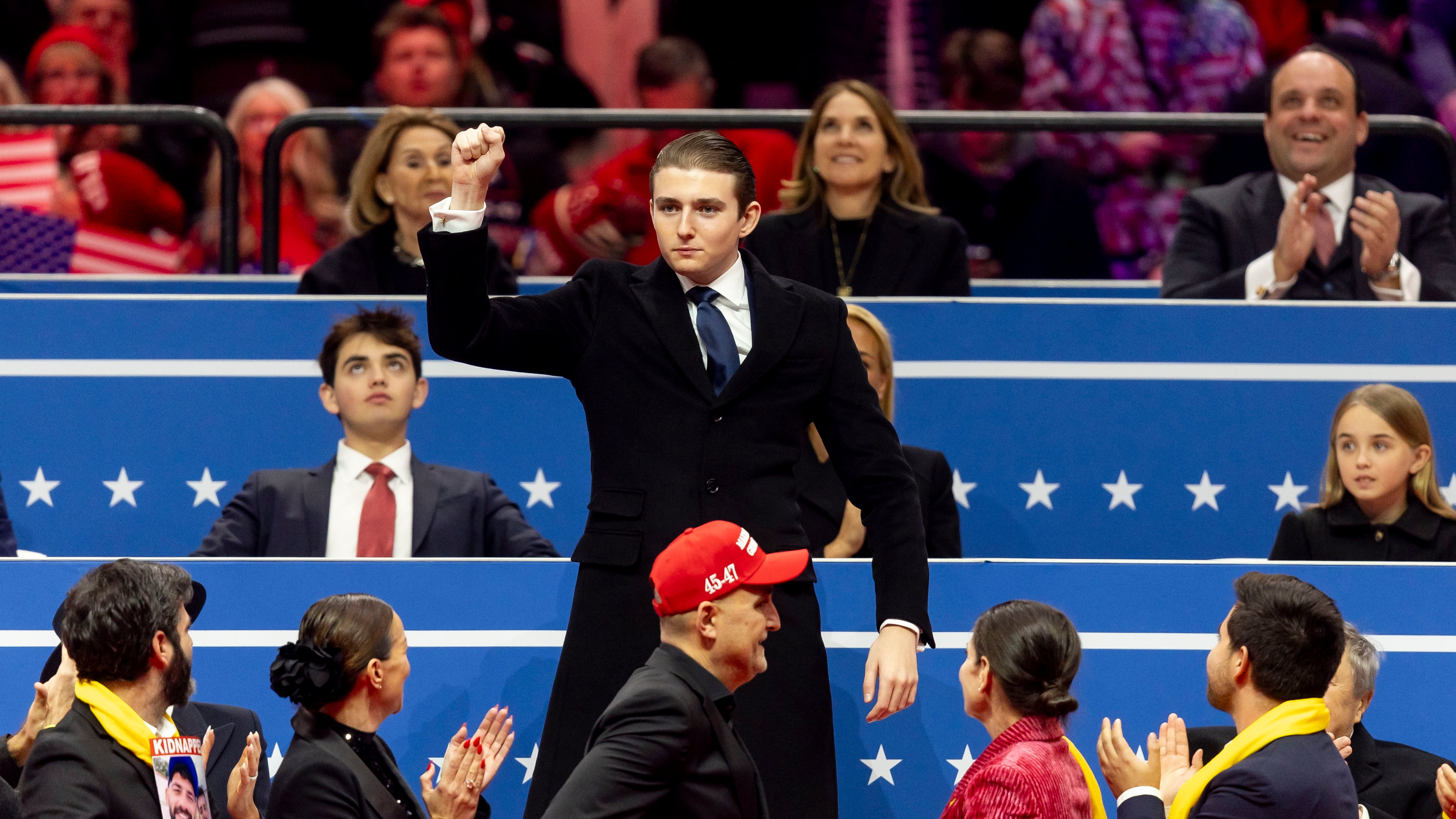 Barron Trump reconoce los aplausos mientras estaba en el escenario con su padre, el presidente estadounidense Donald Trump, durante un evento inaugural presidencial en el Capitol One Arena en Washington, DC, EE.UU., 20 de enero de 2025.
