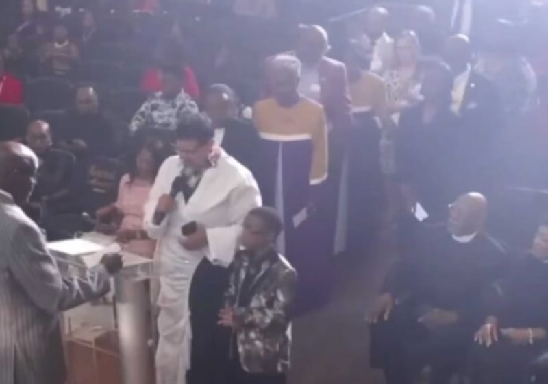 Pastor Marvin Winans humilla a fiel por donación insuficiente en Detroit.