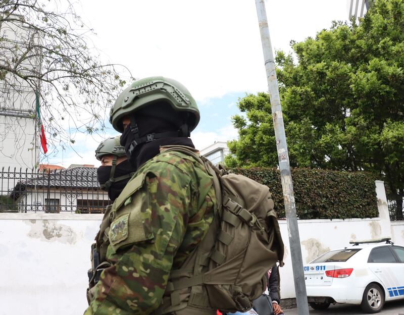Ambiente en los exteriores de la Embajada de México, luego de la decisión de conceder asilo político al ex Presidente Jorge Glas, por parte del Gobierno de ese país.
Fotos:Rolando Enríquez/API