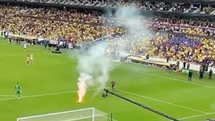 El momento en que hinchas venezolanos arrojaron bengalas en el partido de Ecuador ante la ‘Vinotinto’