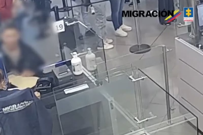 Leidy Marcela Quinche Cante quedó en evidencia en cámaras de seguridad, cuando recibía en sobres el dinero que pedía a los ciudadanos que no cumplían con los requisitos para salir del país o viajar con sus hijos menores de edad.