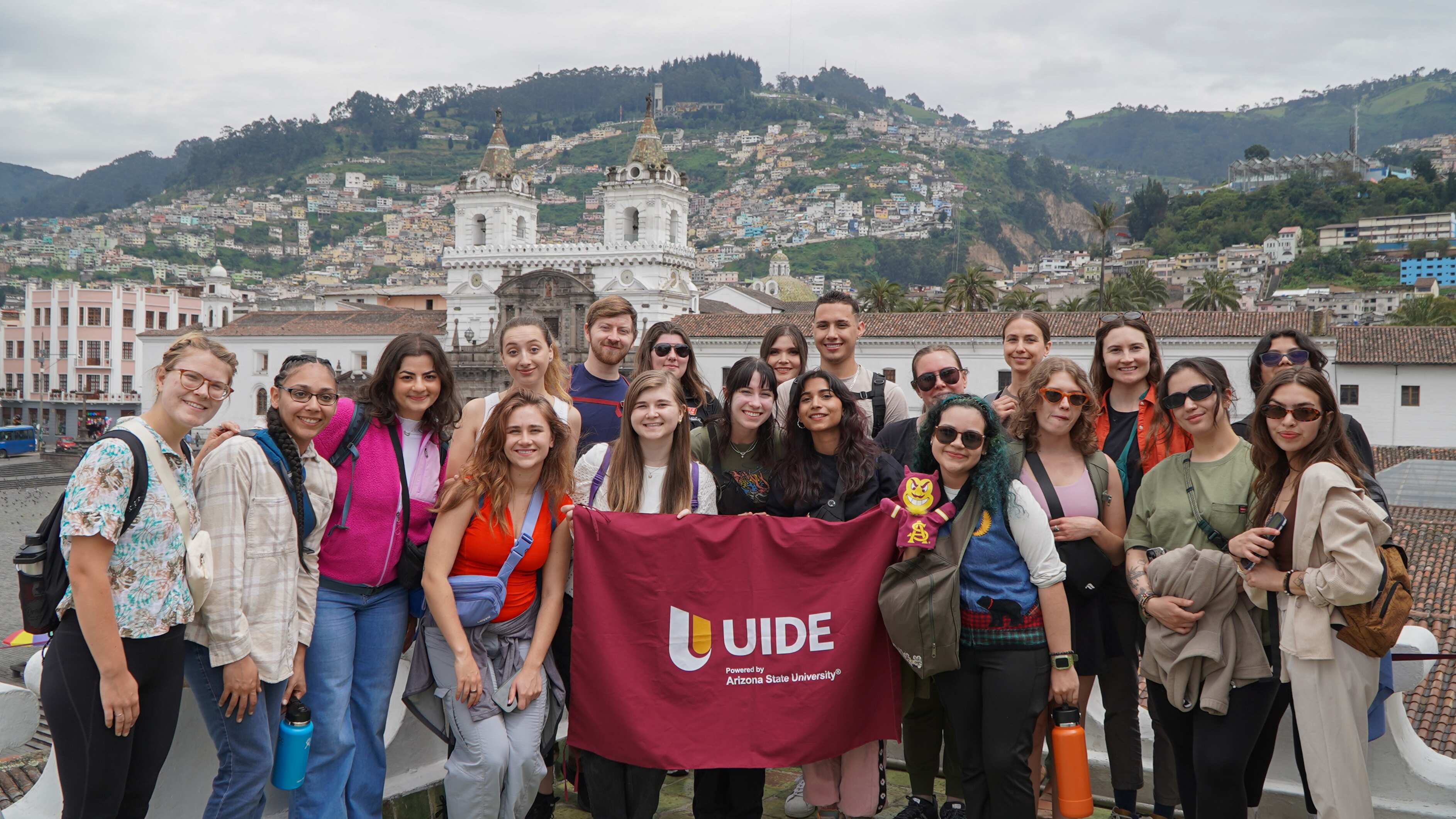 La Universidad Internacional del Ecuador (UIDE) recibió un intercambio a un grupo de 20 estudiantes y 3 docentes de Arizona State University (ASU).