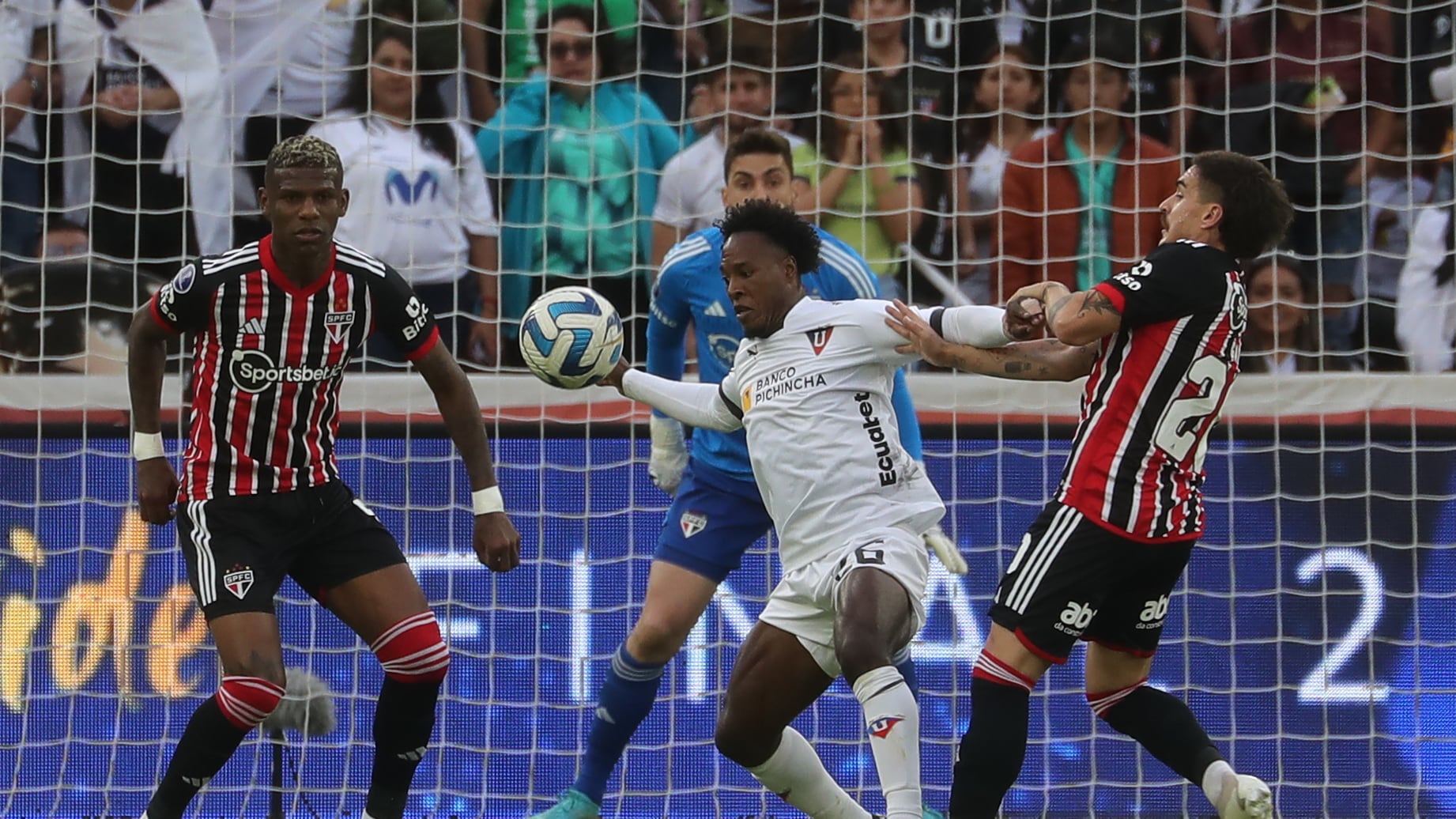 AMDEP8436. QUITO (ECUADOR), 24/08/2023.- Jhojan Julio (c) de Liga disputa el balón con Gabriel Neves (d) de Sao Paulo hoy, en un partido de los cuartos de final de la Copa Sudamericana entre Liga de Quito y Sao Paulo en el estadio Rodrigo Paz Delgado en Quito (Ecuador). EFE/ José Jácome