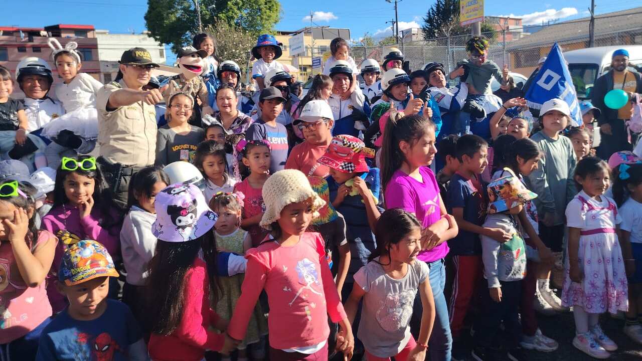 Quito: niños de bajos recursos celebraron el “Día del Niño” en Carcelén.
