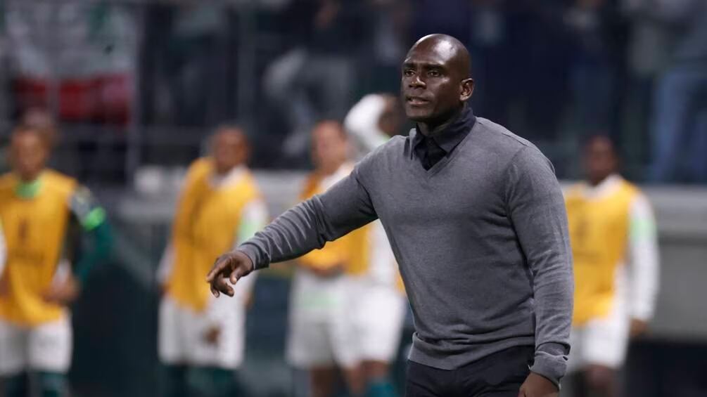 Segundo Alejandro Castillo dirigiendo a Barcelona